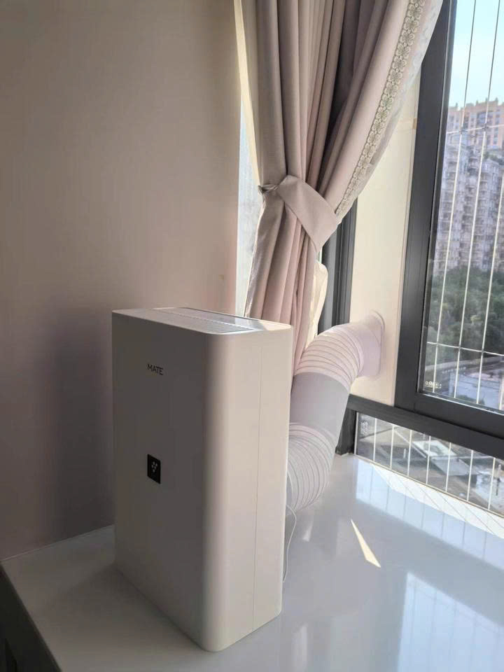 Máy cấp khí tươi Mate A1 lắp đặt thực tế tại căn hộ chung cư Thanh Xuân Hà Nội, đặt cạnh cửa sổ lấy gió ngoài trời.