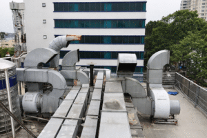 Hệ thống ống gió công nghiệp và quạt hút mái trong hệ thống thông gió tòa nhà
