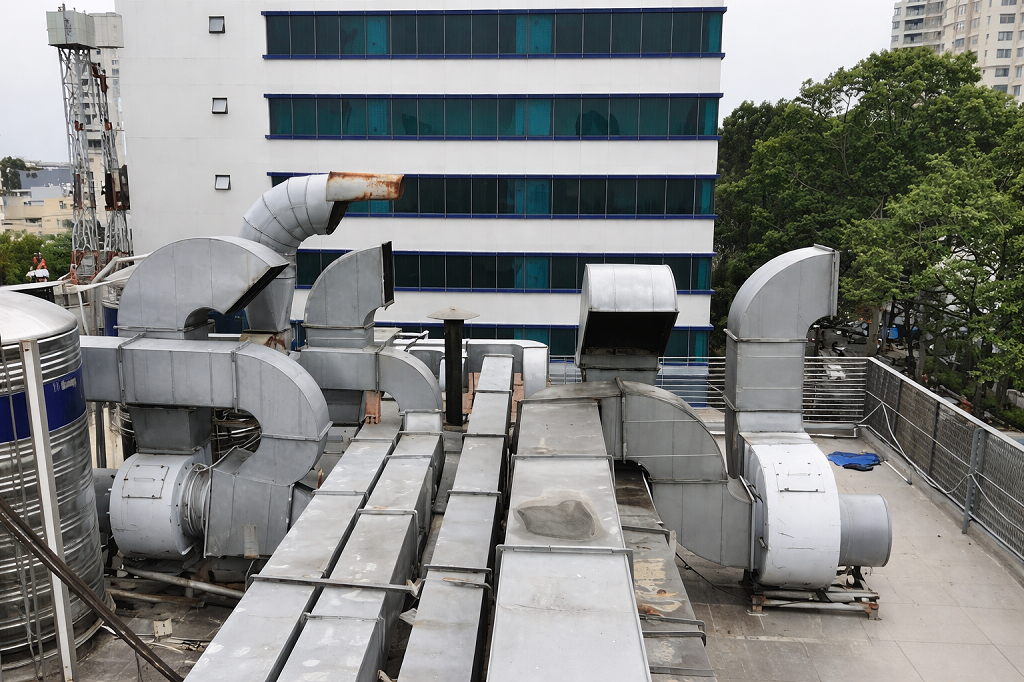 Hệ thống ống gió công nghiệp và quạt hút mái trong hệ thống thông gió tòa nhà