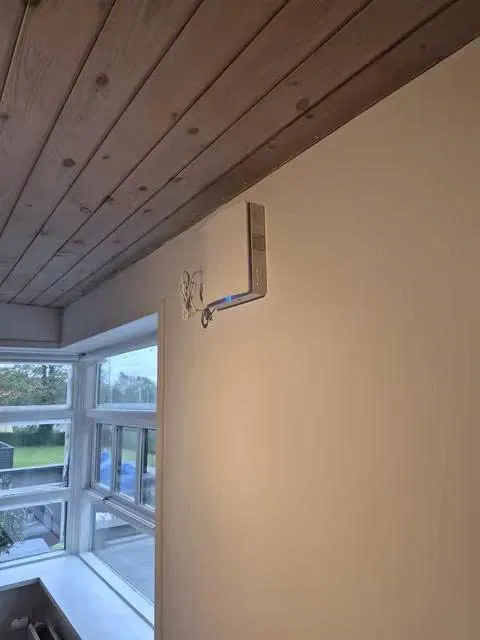 Máy cấp khí tươi AV-TTW5-W lắp đặt thực tế gần cửa sổ