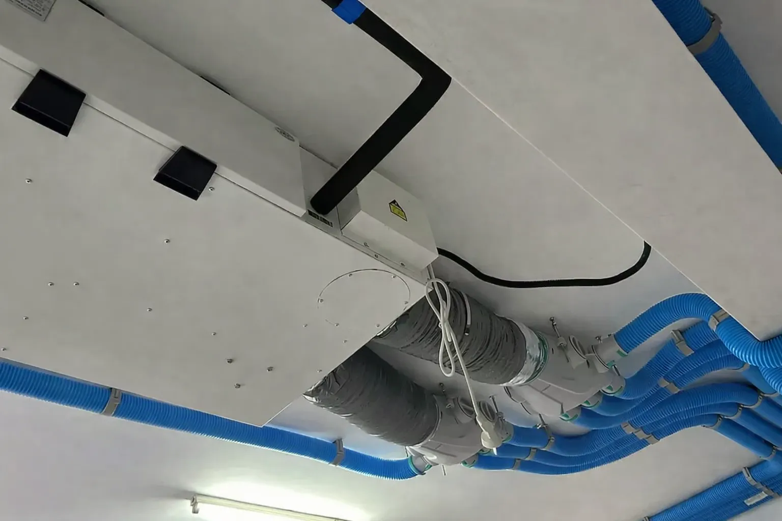 Máy cấp khí tươi thu hồi nhiệt CS-XFCS lắp đặt trần với hệ thống ống gió mềm xanh